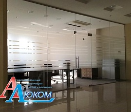 Цельностеклянные перегородки - наши работы
